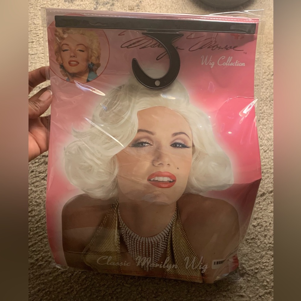 💋 Spirit Halloween `Marilyn Monroe’ wig